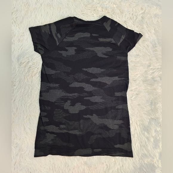Athleta Charcoal Camo Short Sleeve Tee Small - Picture 9 of 9